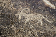 Πραγματικά petroglyphs στη φυσική πέτρα που βρίσκεται στη στέπα, σε ένα θολωμένο υπόβαθρο των όμορφων βουνών στοκ φωτογραφία Πραγματικά petroglyphs στη φυσική πέτρα που βρίσκεται στη στέπα, σε ένα θολωμένο υπόβαθρο των όμορφων βουνών στοκ φωτογραφία