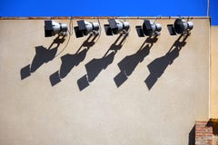Προβολείς ή επίκεντρα σε έναν λαμπρά αναμμένο εξωτερικό τοίχο, castin στοκ φωτογραφία Προβολείς ή επίκεντρα σε έναν λαμπρά αναμμένο εξωτερικό τοίχο, castin στοκ φωτογραφία