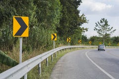 Προειδοποιητικό σημάδι οδικών σημαδιών να γυρίσει δεξιά με ένα αυτοκίνητο στοκ φωτογραφία με δικαίωμα ελεύθερης χρήσης Προειδοποιητικό σημάδι οδικών σημαδιών να γυρίσει δεξιά με ένα αυτοκίνητο στοκ φωτογραφία με δικαίωμα ελεύθερης χρήσης