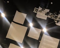 Προετοιμάζοντας τη ετήσια συνάντηση, τα θερμά φω'τα ανοίχτηκαν στην τεράστια αίθουσα απεικόνιση αποθεμάτων Προετοιμάζοντας τη ετήσια συνάντηση, τα θερμά φω'τα ανοίχτηκαν στην τεράστια αίθουσα απεικόνιση αποθεμάτων