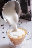 Προετοιμασία της πλάγιας όψης καφέ latte στο σπίτι στοκ εικόνες Προετοιμασία της πλάγιας όψης καφέ latte στο σπίτι στοκ εικόνες