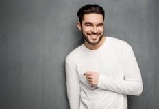 Προκλητικό πρότυπο ατόμων μόδας στο άσπρες πουλόβερ, τα τζιν και τις μπότες που χαμογελούν ενάντια στον τοίχο στοκ φωτογραφίες με δικαίωμα ελεύθερης χρήσης Προκλητικό πρότυπο ατόμων μόδας στο άσπρες πουλόβερ, τα τζιν και τις μπότες που χαμογελούν ενάντια στον τοίχο στοκ φωτογραφίες με δικαίωμα ελεύθερης χρήσης