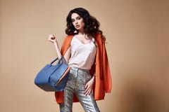 Προκλητική όμορφη γυναικών μόδας τρίχα brunette γοητείας πρότυπη makeup στοκ φωτογραφία Προκλητική όμορφη γυναικών μόδας τρίχα brunette γοητείας πρότυπη makeup στοκ φωτογραφία
