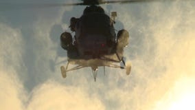 Προσγείωση του ελικοπτέρου mi-8 σε μια ηλιόλουστη χειμερινή ημέρα, που αυξάνει τη σκόνη χιονιού απόθεμα βίντεο Προσγείωση του ελικοπτέρου mi-8 σε μια ηλιόλουστη χειμερινή ημέρα, που αυξάνει τη σκόνη χιονιού απόθεμα βίντεο
