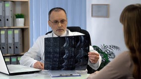 Προσεκτικός χειρούργος που εξετάζει την ακτίνα X λαιμών, που λειτουργεί στη διάγνωση, διορισμός στοκ φωτογραφίες με δικαίωμα ελεύθερης χρήσης Προσεκτικός χειρούργος που εξετάζει την ακτίνα X λαιμών, που λειτουργεί στη διάγνωση, διορισμός στοκ φωτογραφίες με δικαίωμα ελεύθερης χρήσης