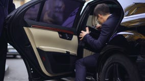 Προσωπική ανοίγοντας backseat πόρτα οδηγών στο αυτοκίνητο για το νέο επιτυχή επιχειρηματία φιλμ μικρού μήκους Προσωπική ανοίγοντας backseat πόρτα οδηγών στο αυτοκίνητο για το νέο επιτυχή επιχειρηματία φιλμ μικρού μήκους