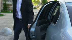 Προσωπική πόρτα αυτοκινήτων οδηγών ανοίγοντας στον αξιοσέβαστο επιχειρηματία, υπηρεσία σοφέρ φιλμ μικρού μήκους Προσωπική πόρτα αυτοκινήτων οδηγών ανοίγοντας στον αξιοσέβαστο επιχειρηματία, υπηρεσία σοφέρ φιλμ μικρού μήκους