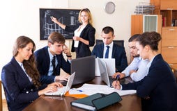 Προϊστάμενος με την κατώτερη συζήτηση ανώτερων υπαλλήλων στοκ εικόνες Προϊστάμενος με την κατώτερη συζήτηση ανώτερων υπαλλήλων στοκ εικόνες