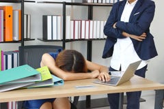 0 προϊστάμενος που φαίνεται φοβισμένος τονισμένος υπάλληλος στον εργασιακό χώρο του γραφείου στοκ φωτογραφίες με δικαίωμα ελεύθερης χρήσης 0 προϊστάμενος που φαίνεται φοβισμένος τονισμένος υπάλληλος στον εργασιακό χώρο του γραφείου στοκ φωτογραφίες με δικαίωμα ελεύθερης χρήσης