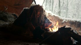 Προϊστορικός caveman στη σπηλιά του Προϊστορικός caveman στη σπηλιά του