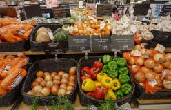 Προϊόντα βιταμινών ποικιλίας στα φρούτα και λαχανικά στοκ φωτογραφία με δικαίωμα ελεύθερης χρήσης Προϊόντα βιταμινών ποικιλίας στα φρούτα και λαχανικά στοκ φωτογραφία με δικαίωμα ελεύθερης χρήσης