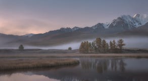 Πρωί φθινοπώρου της Misty, μια γραφική λίμνη βουνών σε ένα υπόβαθρο καλυμμένων των χιόνι βουνών Στοκ εικόνες με δικαίωμα ελεύθερης χρήσης Πρωί φθινοπώρου της Misty, μια γραφική λίμνη βουνών σε ένα υπόβαθρο καλυμμένων των χιόνι βουνών Στοκ εικόνες με δικαίωμα ελεύθερης χρήσης