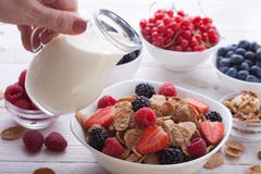 Πρόγευμα - μούρα, φρούτα και muesli άσπρο σε ξύλινο Στοκ Φωτογραφίες Πρόγευμα - μούρα, φρούτα και muesli άσπρο σε ξύλινο Στοκ Φωτογραφίες