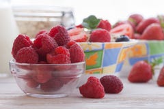 Πρόγευμα - μούρα, φρούτα και muesli άσπρο σε ξύλινο Στοκ φωτογραφίες με δικαίωμα ελεύθερης χρήσης Πρόγευμα - μούρα, φρούτα και muesli άσπρο σε ξύλινο Στοκ φωτογραφίες με δικαίωμα ελεύθερης χρήσης