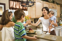 πρόγευμα που δίνει τα κατσίκια mom στοκ φωτογραφία με δικαίωμα ελεύθερης χρήσης πρόγευμα που δίνει τα κατσίκια mom στοκ φωτογραφία με δικαίωμα ελεύθερης χρήσης
