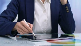 Πρόγραμμα σχεδίων αρχιτεκτόνων γυναικών που χρησιμοποιεί την ταμπλέτα, σύγχρονες τεχνολογίες, κινηματογράφηση σε πρώτο πλάνο χερι απόθεμα βίντεο Πρόγραμμα σχεδίων αρχιτεκτόνων γυναικών που χρησιμοποιεί την ταμπλέτα, σύγχρονες τεχνολογίες, κινηματογράφηση σε πρώτο πλάνο χερι απόθεμα βίντεο