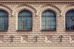 Πρόσοψη ενός ιστορικού κτηρίου με τα μετωπικά παράθυρα στοκ εικόνες Πρόσοψη ενός ιστορικού κτηρίου με τα μετωπικά παράθυρα στοκ εικόνες