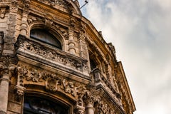 Πρόσοψη του παλαιού αποικιακού κτηρίου από το κεντρικό τετράγωνο στην στοκ εικόνα με δικαίωμα ελεύθερης χρήσης Πρόσοψη του παλαιού αποικιακού κτηρίου από το κεντρικό τετράγωνο στην στοκ εικόνα με δικαίωμα ελεύθερης χρήσης