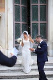 Ευτυχές ακριβώς παντρεμένο ζευγάρι κάτω από μια βροχή ρυζιού στοκ φωτογραφία με δικαίωμα ελεύθερης χρήσης Ευτυχές ακριβώς παντρεμένο ζευγάρι κάτω από μια βροχή ρυζιού στοκ φωτογραφία με δικαίωμα ελεύθερης χρήσης