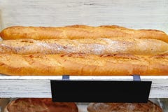 Πρόσφατα ψημένα ψωμιά baguette γλουτένης ελεύθερα στα άσπρα ξύλινα ράφια στοκ εικόνα με δικαίωμα ελεύθερης χρήσης Πρόσφατα ψημένα ψωμιά baguette γλουτένης ελεύθερα στα άσπρα ξύλινα ράφια στοκ εικόνα με δικαίωμα ελεύθερης χρήσης