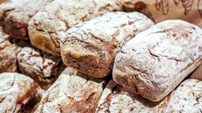 Πρόσφατα ψημένο multigrain ψωμί ως υπόβαθρο τροφίμων στοκ εικόνες με δικαίωμα ελεύθερης χρήσης Πρόσφατα ψημένο multigrain ψωμί ως υπόβαθρο τροφίμων στοκ εικόνες με δικαίωμα ελεύθερης χρήσης
