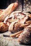 Πρόσφατα ψημένο ψωμί στην αγροτική ρύθμιση Στοκ Φωτογραφίες Πρόσφατα ψημένο ψωμί στην αγροτική ρύθμιση Στοκ Φωτογραφίες