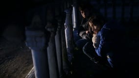 Πρόσφυγες παιδιών ενάντια στο σκηνικό των βομβαρδισμένων σπιτιών Πόλεμος απόθεμα βίντεο Πρόσφυγες παιδιών ενάντια στο σκηνικό των βομβαρδισμένων σπιτιών Πόλεμος απόθεμα βίντεο