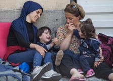 Πρόσφυγες που ανακουφίζουν τα παιδιά τους στο σταθμό τρένου Keleti στη Βουδαπέστη Πρόσφυγες που ανακουφίζουν τα παιδιά τους στο σταθμό τρένου Keleti στη Βουδαπέστη