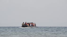 Πρόσφυγες που φθάνουν στην Ελλάδα στη βάρκα λέμβων από την Τουρκία φιλμ μικρού μήκους Πρόσφυγες που φθάνουν στην Ελλάδα στη βάρκα λέμβων από την Τουρκία φιλμ μικρού μήκους