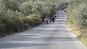 Πρόσφυγες που φθάνουν στην Ελλάδα στη βάρκα λέμβων από την Τουρκία φιλμ μικρού μήκους Πρόσφυγες που φθάνουν στην Ελλάδα στη βάρκα λέμβων από την Τουρκία φιλμ μικρού μήκους
