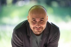 Πρόσωπο ενός γενειοφόρου χαμογελώντας φαλακρού ατόμου στο πάρκο Στοκ εικόνα με δικαίωμα ελεύθερης χρήσης Πρόσωπο ενός γενειοφόρου χαμογελώντας φαλακρού ατόμου στο πάρκο Στοκ εικόνα με δικαίωμα ελεύθερης χρήσης