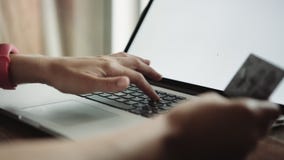 Πρόσωπο που κάνει on-line να ψωνίσει με την πιστωτική κάρτα φιλμ μικρού μήκους Πρόσωπο που κάνει on-line να ψωνίσει με την πιστωτική κάρτα φιλμ μικρού μήκους