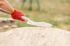 Πρόσωπο που χρησιμοποιεί το φτυάρι στο εργοτάξιο οικοδομής στοκ φωτογραφίες Πρόσωπο που χρησιμοποιεί το φτυάρι στο εργοτάξιο οικοδομής στοκ φωτογραφίες