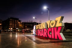 Πρόσωπο χαμόγελου του λογότυπου Cinarcik στη πλατεία της πόλης Πρόσωπο χαμόγελου του λογότυπου Cinarcik στη πλατεία της πόλης