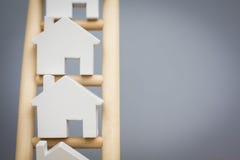 Πρότυπα σπίτια στις βαθμίδες της ξύλινης σκάλας ιδιοκτησίας στοκ φωτογραφίες με δικαίωμα ελεύθερης χρήσης Πρότυπα σπίτια στις βαθμίδες της ξύλινης σκάλας ιδιοκτησίας στοκ φωτογραφίες με δικαίωμα ελεύθερης χρήσης