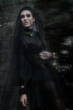 Πρότυπο Fashiom που ντύνεται στο γοτθικό ύφος vamp στοκ φωτογραφία με δικαίωμα ελεύθερης χρήσης Πρότυπο Fashiom που ντύνεται στο γοτθικό ύφος vamp στοκ φωτογραφία με δικαίωμα ελεύθερης χρήσης