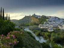 Πρόωρο ελαφρύ να αφορήσει ηλιοβασιλέματος βραδιού την πόλη Arcos de του Λα Frontera, Ανδαλουσία, Ισπανία στοκ εικόνες Πρόωρο ελαφρύ να αφορήσει ηλιοβασιλέματος βραδιού την πόλη Arcos de του Λα Frontera, Ανδαλουσία, Ισπανία στοκ εικόνες