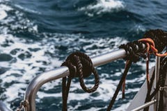 Πρύμνη ενός σκάφους, των σχοινιών και των κόμβων στοκ εικόνες με δικαίωμα ελεύθερης χρήσης Πρύμνη ενός σκάφους, των σχοινιών και των κόμβων στοκ εικόνες με δικαίωμα ελεύθερης χρήσης