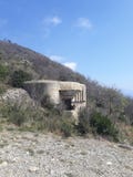 Πρώτη αποθήκη παγκόσμιου πολέμου στο βουνό στοκ φωτογραφίες με δικαίωμα ελεύθερης χρήσης Πρώτη αποθήκη παγκόσμιου πολέμου στο βουνό στοκ φωτογραφίες με δικαίωμα ελεύθερης χρήσης