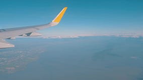 Πτήση αεροπλάνων Άποψη από το παράθυρο του φτερού αεροπλάνων Αεροπλάνο που πετά επάνω από τα σύννεφα με το μπλε ουρανό Να ταξιδεψ απόθεμα βίντεο Πτήση αεροπλάνων Άποψη από το παράθυρο του φτερού αεροπλάνων Αεροπλάνο που πετά επάνω από τα σύννεφα με το μπλε ουρανό Να ταξιδεψ απόθεμα βίντεο