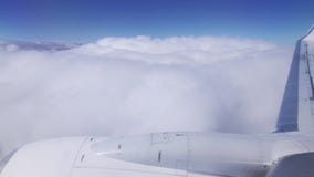 Πτήση αεροπλάνων Φτερό ενός αεροπλάνου που πετά επάνω από τα σύννεφα με τον ουρανό ηλιοβασιλέματος Άποψη από το παράθυρο του αερο απόθεμα βίντεο Πτήση αεροπλάνων Φτερό ενός αεροπλάνου που πετά επάνω από τα σύννεφα με τον ουρανό ηλιοβασιλέματος Άποψη από το παράθυρο του αερο απόθεμα βίντεο
