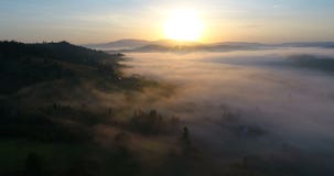 Πτήση κηφήνων πέρα από το ονειροπόλο ομιχλώδες ορεινό χωριό κατά τη διάρκεια της ανατολής Πτήση κηφήνων πέρα από το ονειροπόλο ομιχλώδες ορεινό χωριό κατά τη διάρκεια της ανατολής