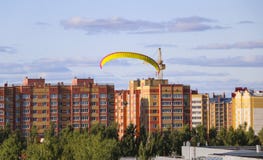 Πτήση της μηχανής paraplan ένα άτομο πετά σε ένα φωτεινό ζωηρόχρωμο mot στοκ φωτογραφία Πτήση της μηχανής paraplan ένα άτομο πετά σε ένα φωτεινό ζωηρόχρωμο mot στοκ φωτογραφία