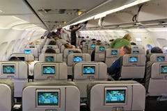 Πτήση τροφής JetBlue με τις ηλεκτρονικές οθόνες κινηματογράφων στοκ εικόνες με δικαίωμα ελεύθερης χρήσης Πτήση τροφής JetBlue με τις ηλεκτρονικές οθόνες κινηματογράφων στοκ εικόνες με δικαίωμα ελεύθερης χρήσης