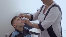 Πτώσεις σταλαγματιάς οφθαλμολόγων στα μάτια του μικρού παιδιού φιλμ μικρού μήκους Πτώσεις σταλαγματιάς οφθαλμολόγων στα μάτια του μικρού παιδιού φιλμ μικρού μήκους