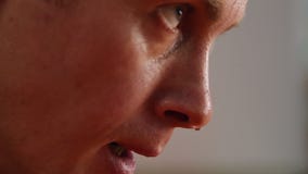 Πτώσεις του ιδρώτα που ρέουν στο πρόσωπο Πτώσεις του ιδρώτα που ρέουν στο πρόσωπο