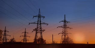 Πυλώνας και γραμμές ηλεκτρικής ενέργειας στο suncet το βράδυ στοκ φωτογραφία με δικαίωμα ελεύθερης χρήσης Πυλώνας και γραμμές ηλεκτρικής ενέργειας στο suncet το βράδυ στοκ φωτογραφία με δικαίωμα ελεύθερης χρήσης
