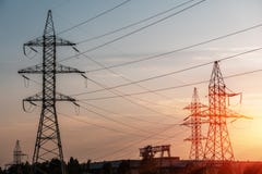 Πυλώνας μετάδοσης ηλεκτρικής ενέργειας που σκιαγραφείται ενάντια στο μπλε ουρανό στο σούρουπο στοκ φωτογραφία με δικαίωμα ελεύθερης χρήσης Πυλώνας μετάδοσης ηλεκτρικής ενέργειας που σκιαγραφείται ενάντια στο μπλε ουρανό στο σούρουπο στοκ φωτογραφία με δικαίωμα ελεύθερης χρήσης