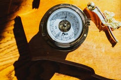 Πυξίδα σε μια κίτρινη επιφάνεια στοκ φωτογραφία με δικαίωμα ελεύθερης χρήσης Πυξίδα σε μια κίτρινη επιφάνεια στοκ φωτογραφία με δικαίωμα ελεύθερης χρήσης