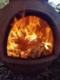 Πυρκαγιά και φλόγες μέσα στον άργιλο Chimenea στοκ φωτογραφία με δικαίωμα ελεύθερης χρήσης Πυρκαγιά και φλόγες μέσα στον άργιλο Chimenea στοκ φωτογραφία με δικαίωμα ελεύθερης χρήσης